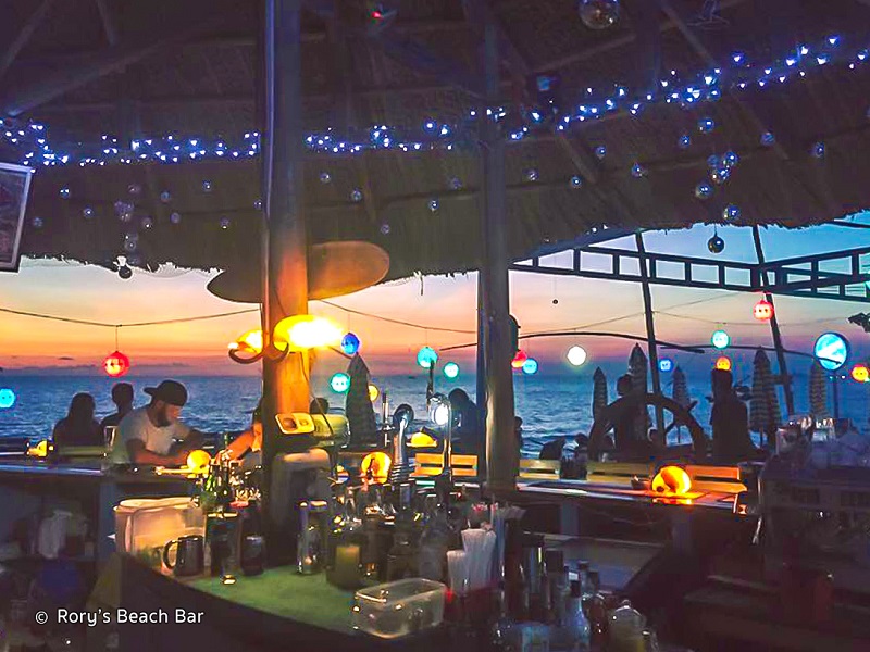 Rory’s Beach Bar có không gian lãng mạn mát mẻ