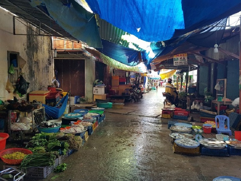 Chợ Gành Dầu không quá đông và xô bồ