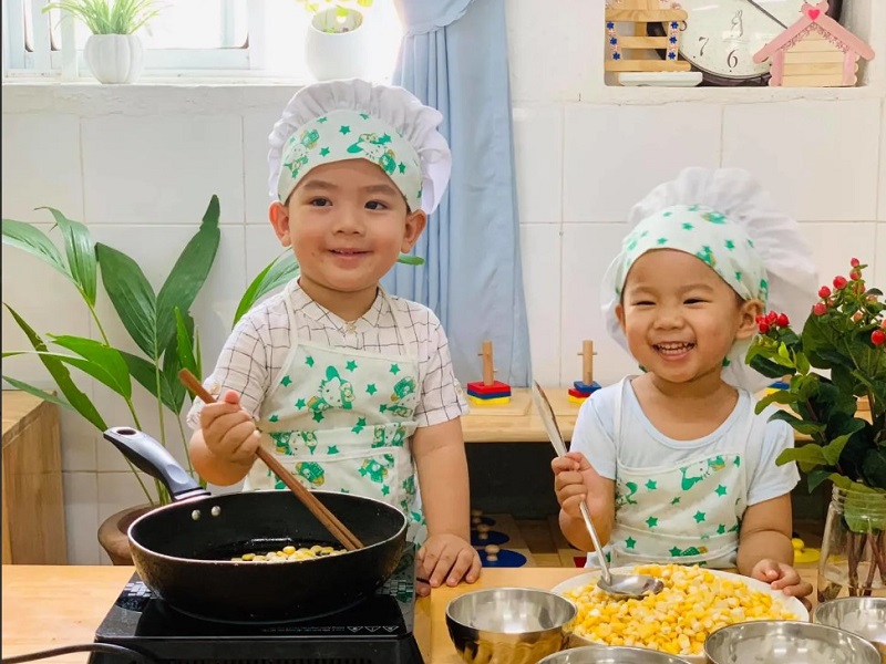 Trẻ học nấu ăn tại Trường Mầm non Việt Mỹ 