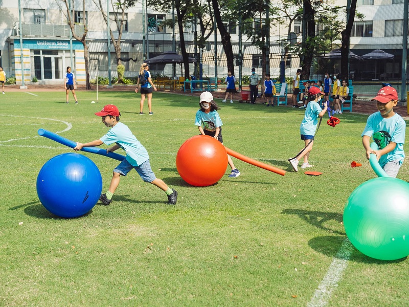 Trẻ vui chơi ngoài trời thoải mái tại Trường Mầm non Quốc tế Việt Anh