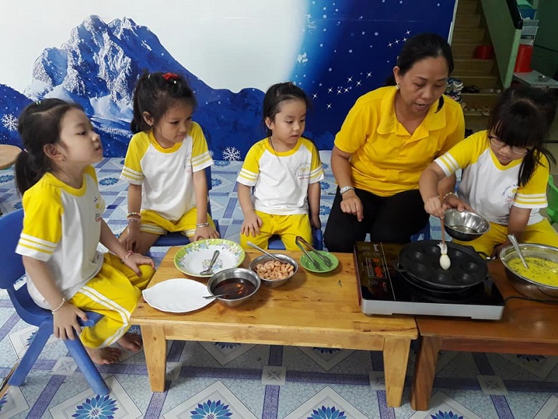 Buổi học thực hành nấu ăn của trẻ Trường mẫu giáo dân lập Mai Anh