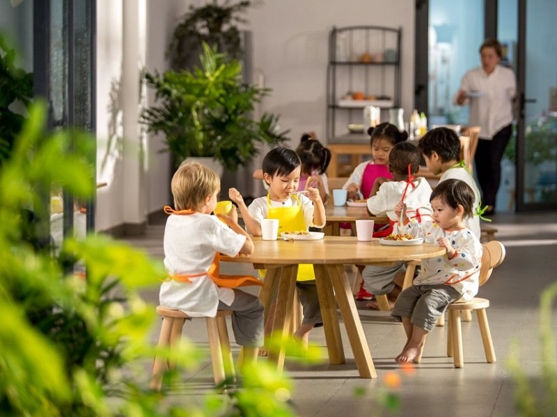 Trẻ học cách tự ăn tại trường mẫu giáo quốc tế Lavelle Academy