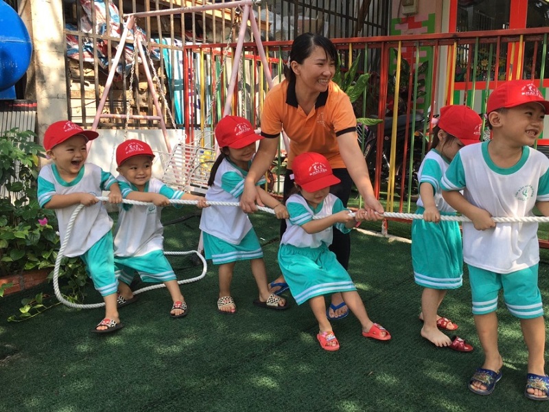 Trẻ vui thích tham gia trò chơi tại Mầm Non Khai Tâm 