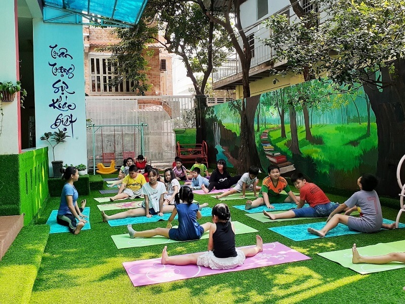 Trẻ học Yoga tại Trung tâm Bán Trú và Năng Khiếu Kids Garden