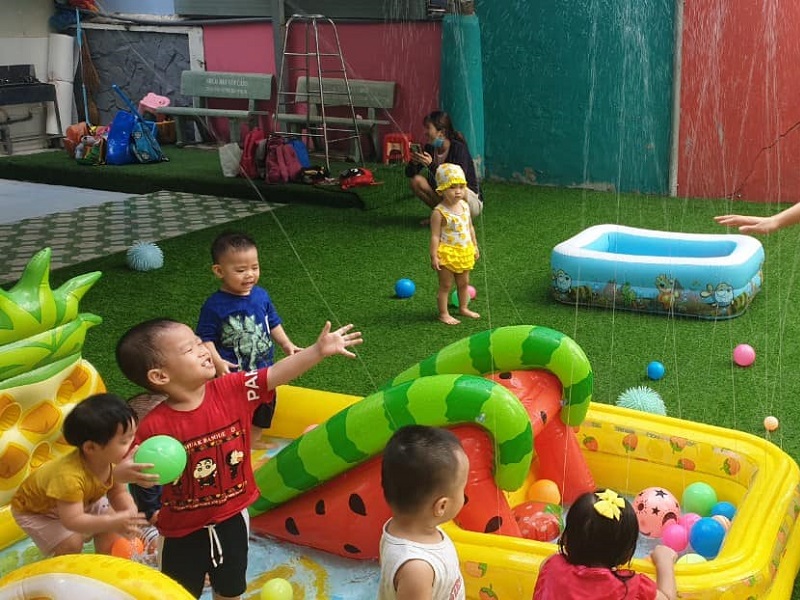 Trẻ vui chơi tại sân ngoài trời Trường mầm non ABC