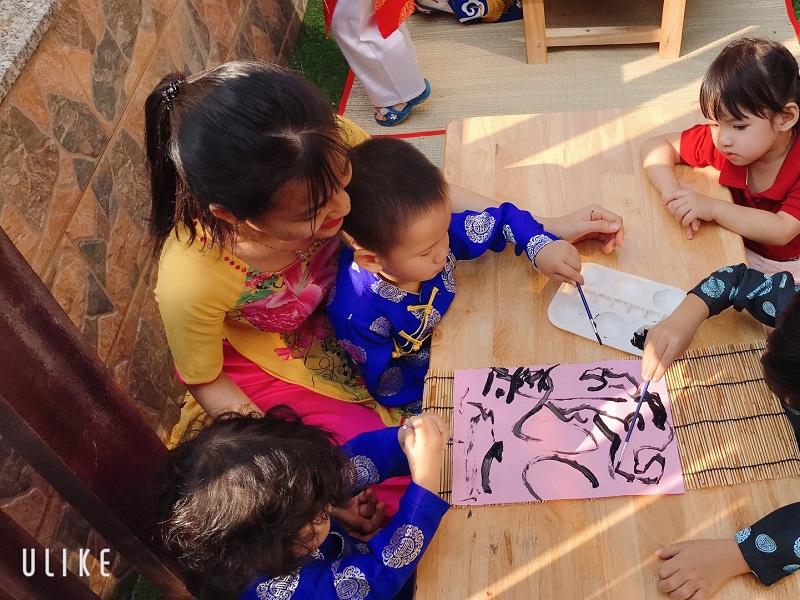 Trẻ học viết chữ Đồ tại Trường mầm non Happy House