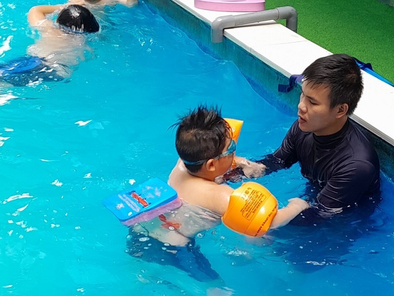 Trẻ được học bơi với giáo viên tại Trường mầm non Mặt Trời Mới