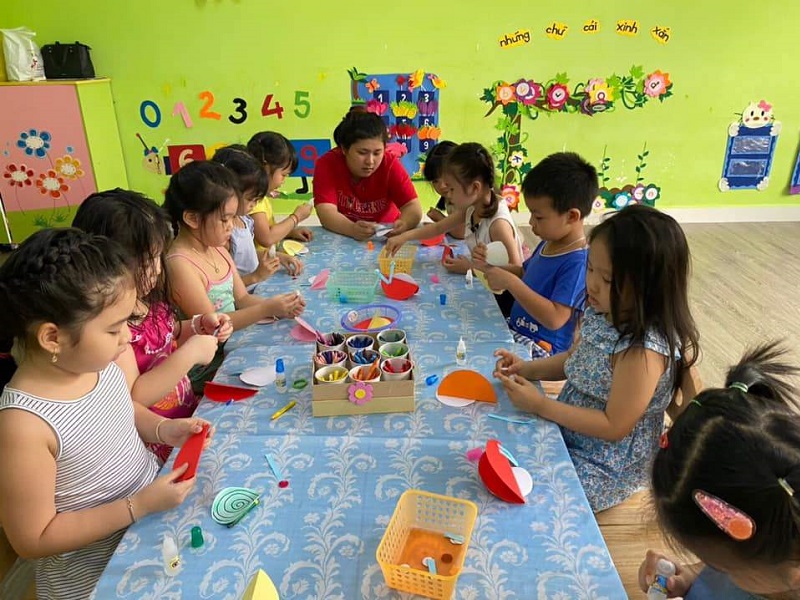 Lớp học thủ công tại Trường mầm non Thần Đồng Việt