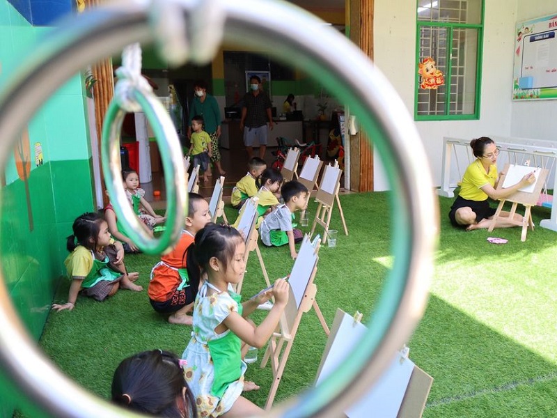 Trẻ học vẽ ngoài trời tại Trường mầm non Totto-chan Preschool
