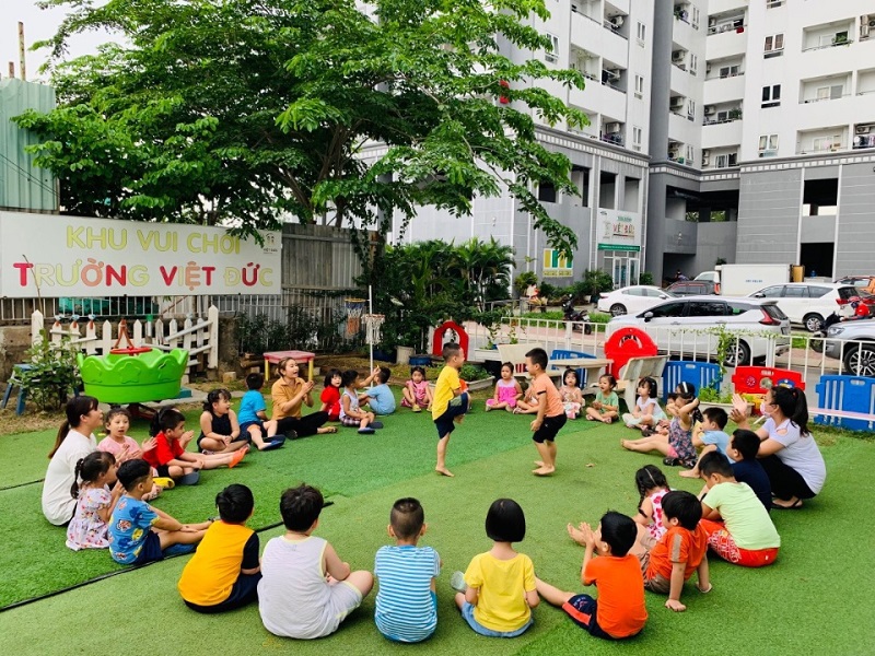 Trẻ được hoạt động ngoài trời thường xuyên tại Trường mầm non Việt Đức 7 