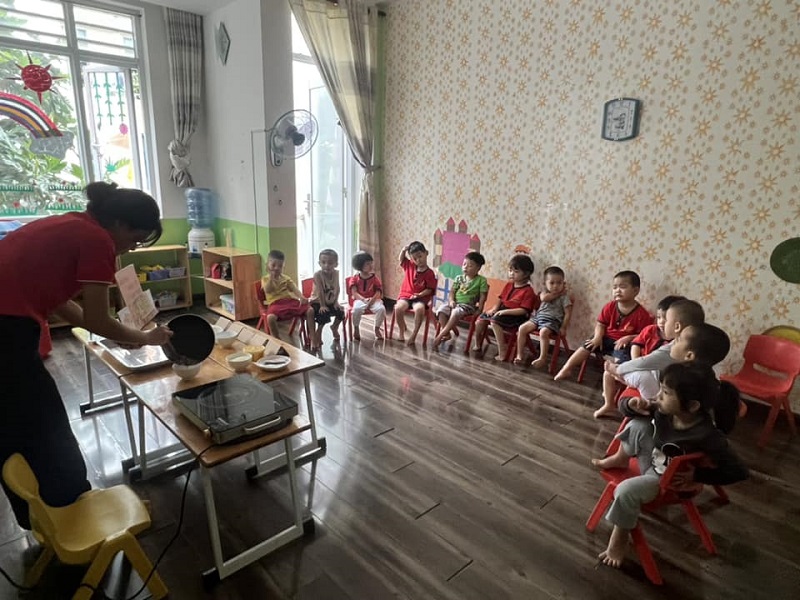 Lớp học làm bánh của trẻ tại Trường Mầm Non Ngôi Sao Nhỏ