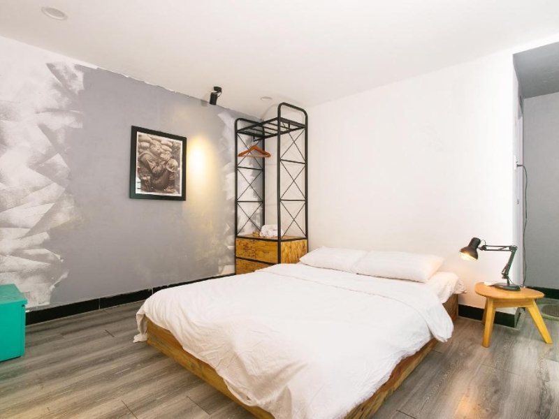 Phòng ngủ của homestay được trang trí khá đơn giản với tông màu trắng xám chủ đạo