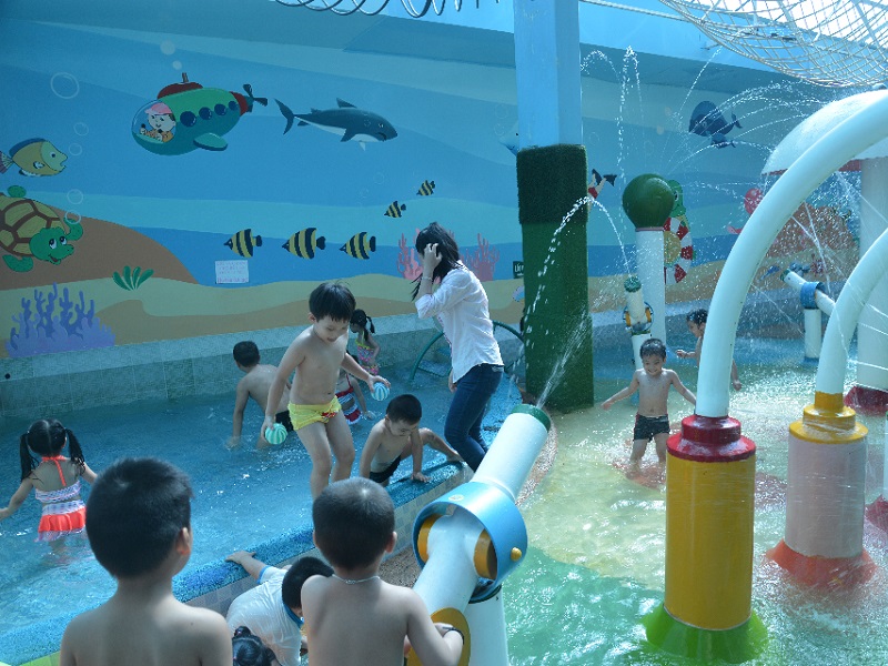 Trẻ vui chơi tại bể bơi trường Mầm Non 1 Tháng 6